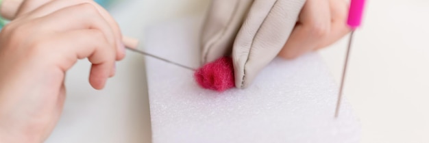 Ruky pri vyšívaní detail